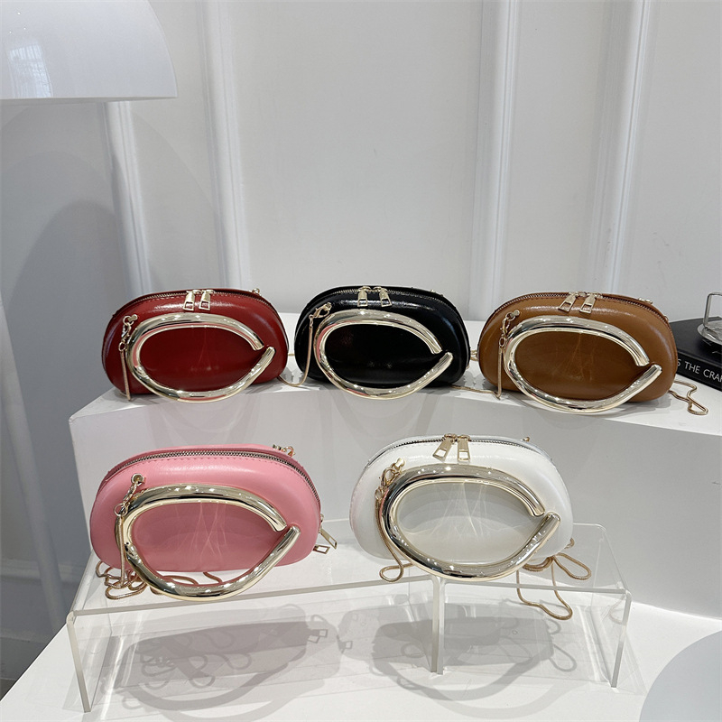 Ženska crossbody torba tipa kutija s metalnim detaljima — zatvarač, ovalni oblik, poliester podstava