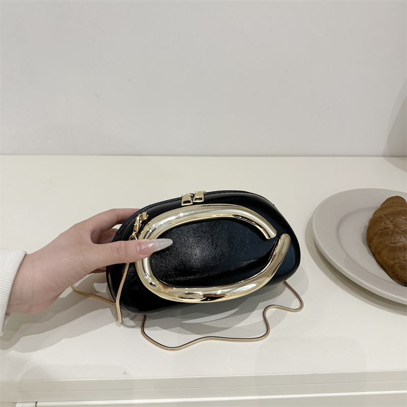 Ženska crossbody torba tipa kutija s metalnim detaljima — zatvarač, ovalni oblik, poliester podstava