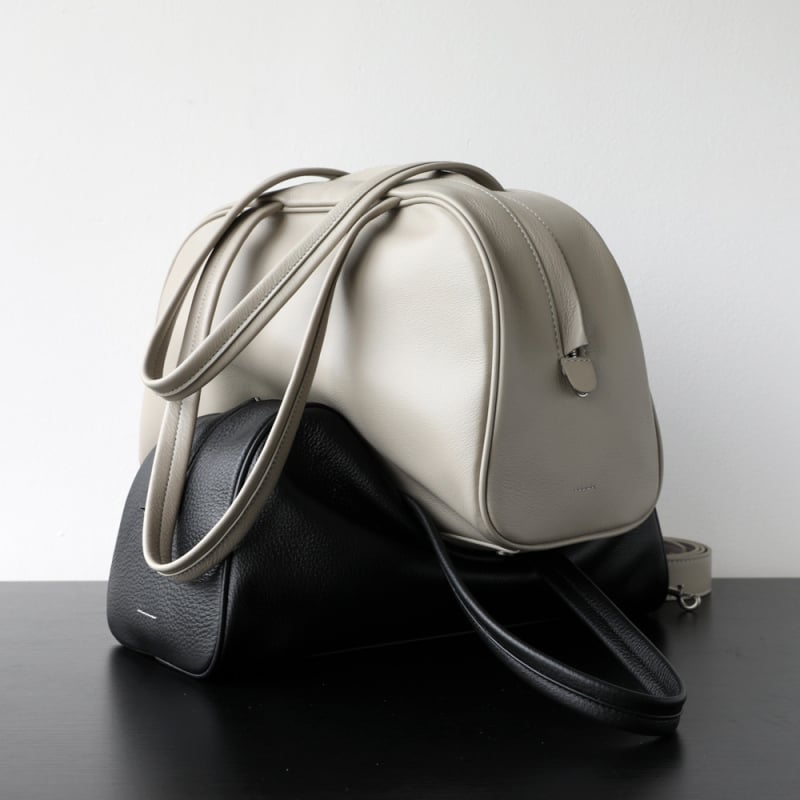 Geantă de umăr pentru femei - piele de vițel prim strat, formă orizontală pătrată, închidere cu fermoar, mâner moale, compartimente interioare: buzunar cu fermoar, buzunar pentru telefon, buzunar pentru ID