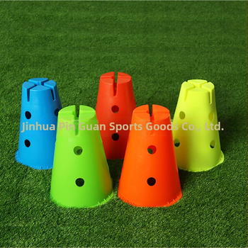 Aparate de antrenament pentru fotbal – material PE, Crown, conuri de obstacol și găleată pentru semne