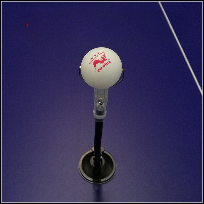 Galda tenisa apmācības ierīce ar galda stiprinājumu, atsperes atspēla mehānisms, atkārtojošā bumbiņu mašīna, forehand treneris