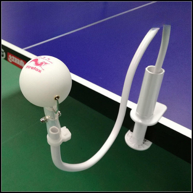 Galda tenisa apmācības ierīce ar galda stiprinājumu, atsperes atspēla mehānisms, atkārtojošā bumbiņu mašīna, forehand treneris