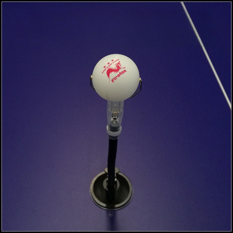 Galda tenisa apmācības ierīce ar galda stiprinājumu, atsperes atspēla mehānisms, atkārtojošā bumbiņu mašīna, forehand treneris