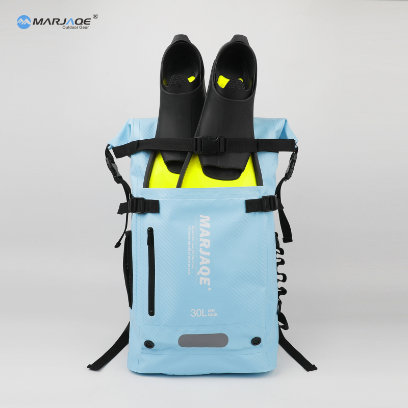 Daudzfunkcionāla ūdensneca mugursoma āra aktivitātēm, 30 L ietilpība; materiāls 500D PVC mesh audums; ūdensnecaurlaidīgs audums; svītrainais raksts; piemērota brīvās niršanas, peldēšanas un raftinga nodarbībām; universāla.