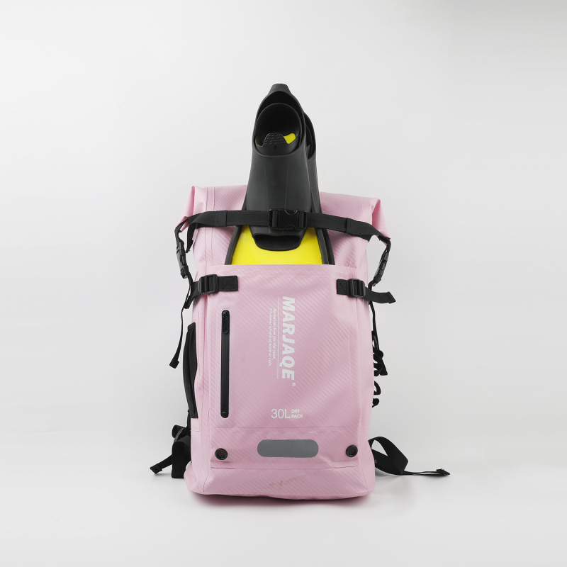 Daudzfunkcionāla ūdensneca mugursoma āra aktivitātēm, 30 L ietilpība; materiāls 500D PVC mesh audums; ūdensnecaurlaidīgs audums; svītrainais raksts; piemērota brīvās niršanas, peldēšanas un raftinga nodarbībām; universāla.