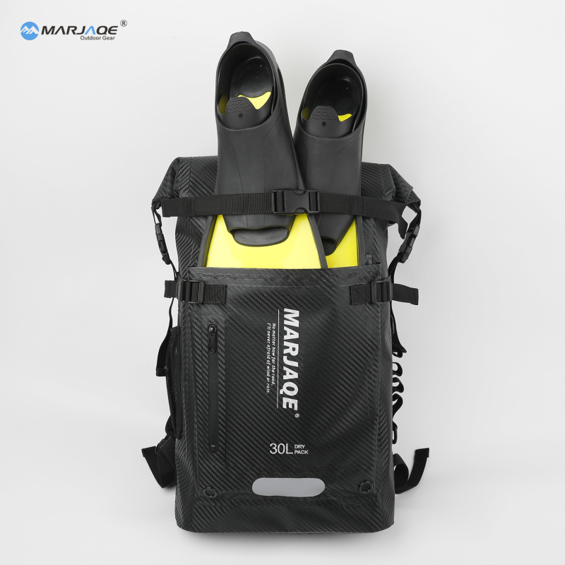 Daudzfunkcionāla ūdensneca mugursoma āra aktivitātēm, 30 L ietilpība; materiāls 500D PVC mesh audums; ūdensnecaurlaidīgs audums; svītrainais raksts; piemērota brīvās niršanas, peldēšanas un raftinga nodarbībām; universāla.