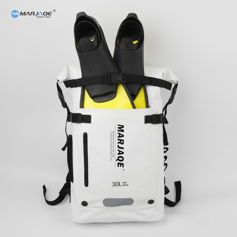 Daudzfunkcionāla ūdensneca mugursoma āra aktivitātēm, 30 L ietilpība; materiāls 500D PVC mesh audums; ūdensnecaurlaidīgs audums; svītrainais raksts; piemērota brīvās niršanas, peldēšanas un raftinga nodarbībām; universāla.
