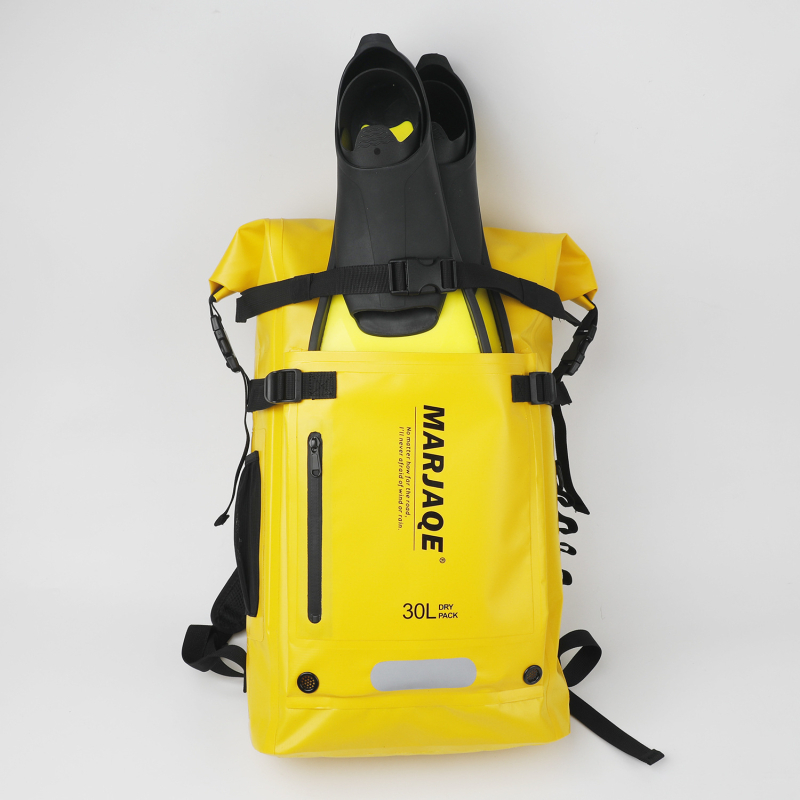 Daudzfunkcionāla ūdensneca mugursoma āra aktivitātēm, 30 L ietilpība; materiāls 500D PVC mesh audums; ūdensnecaurlaidīgs audums; svītrainais raksts; piemērota brīvās niršanas, peldēšanas un raftinga nodarbībām; universāla.