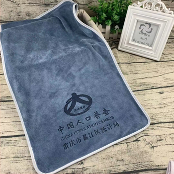 Sportski ručnik od mikrovlakana, 400 g, apsorpcija 11–15 s, moguć otisak logotipa, šavni završetak