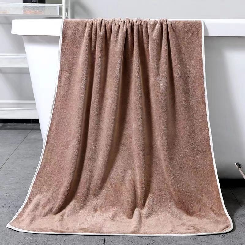 Sportski ručnik od mikrovlakana, 400 g, apsorpcija 11–15 s, moguć otisak logotipa, šavni završetak