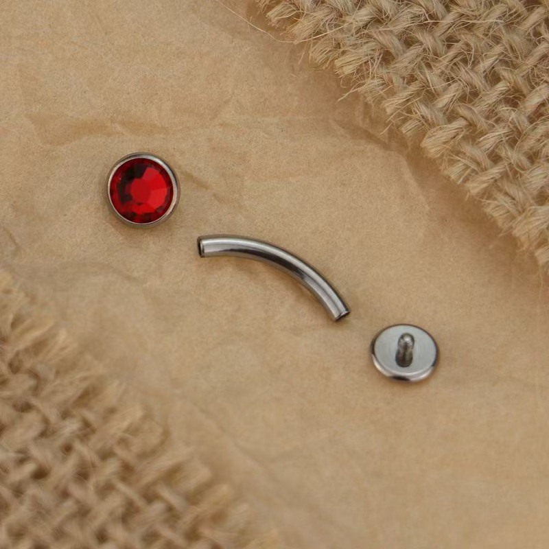 Nabeles nagla ar viļņainu maliņu, Čehijas dimants, G23 titāna iekšējā vītne, pulēta vienkārša forma