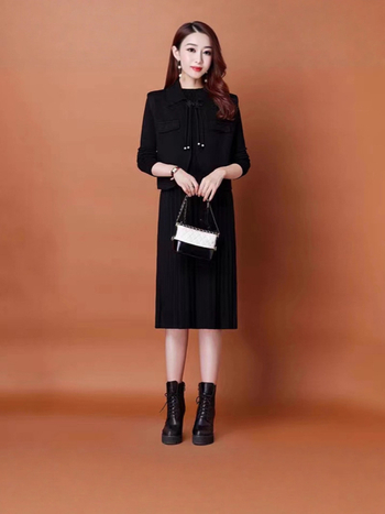 Divu gabalu komplekts sievietēm adīta veste un kleita, vienkrāsains materiāls, puse augsta kakla, garās piedurknes, plisēta midi kleita