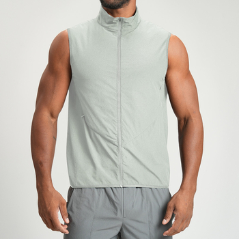 Bez piedurknēm veste baseball stilā, 90% pārstrādāts neilons, 10% elastāns, pildījums no kokvilnas, stāvošs apkakles, ādai draudzīgs, elpojošs, ātri žūst.