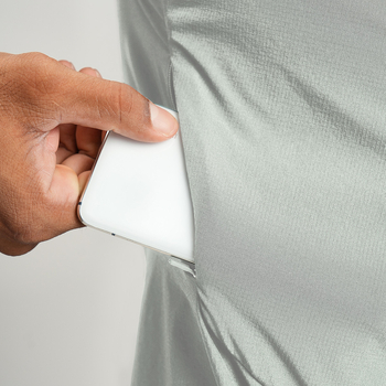 Bez piedurknēm veste baseball stilā, 90% pārstrādāts neilons, 10% elastāns, pildījums no kokvilnas, stāvošs apkakles, ādai draudzīgs, elpojošs, ātri žūst.