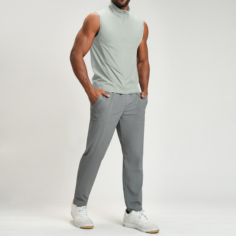 Bez piedurknēm veste baseball stilā, 90% pārstrādāts neilons, 10% elastāns, pildījums no kokvilnas, stāvošs apkakles, ādai draudzīgs, elpojošs, ātri žūst.