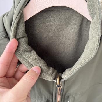 Divpusēja darba veste ar fleece iekšpusi, vēja un ūdensnecaurlaidīga, ar stāvošu apkakli