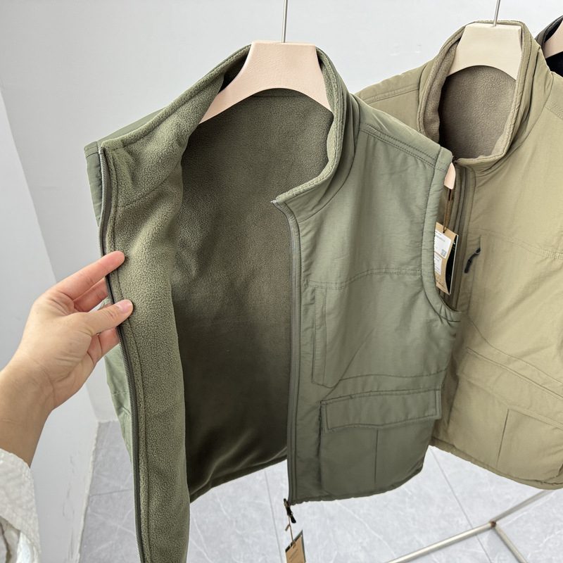 Divpusēja darba veste ar fleece iekšpusi, vēja un ūdensnecaurlaidīga, ar stāvošu apkakli