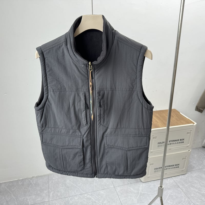 Divpusēja darba veste ar fleece iekšpusi, vēja un ūdensnecaurlaidīga, ar stāvošu apkakli