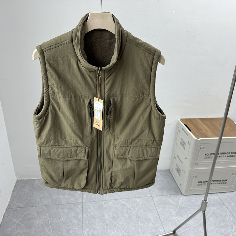 Divpusēja darba veste ar fleece iekšpusi, vēja un ūdensnecaurlaidīga, ar stāvošu apkakli