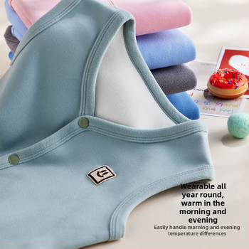 Bērnu ziemas veste ar biezāku flīsa odere, pogu slēgšana vienas rindas, poliestera odere un pildījums, vienkrāsains raksts, akadēmijas kardigāna stils