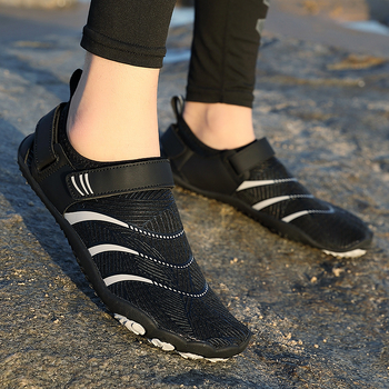 Ūdens kurpes vīriešiem un sievietēm - ātri žūstošas pludmales kurpes, anti-slīdējoša gumijas zole, sieta virsma, Velcro aizdare.