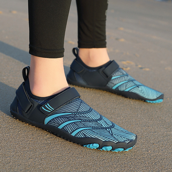 Ūdens kurpes vīriešiem un sievietēm - ātri žūstošas pludmales kurpes, anti-slīdējoša gumijas zole, sieta virsma, Velcro aizdare.