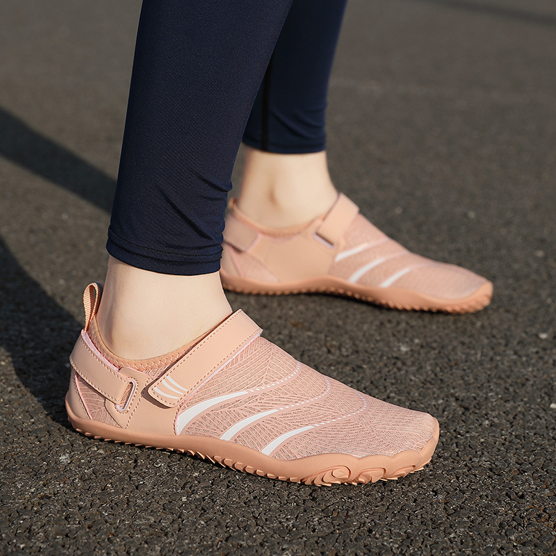 Ūdens kurpes vīriešiem un sievietēm - ātri žūstošas pludmales kurpes, anti-slīdējoša gumijas zole, sieta virsma, Velcro aizdare.