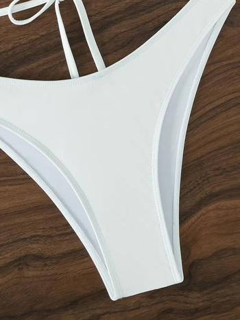 Kupaći bikini: halter, trokutasti gornji dio, bez leđa, visoka elastičnost, s jastučićem za prsima; poliester 82%, podstava 18% spandex.