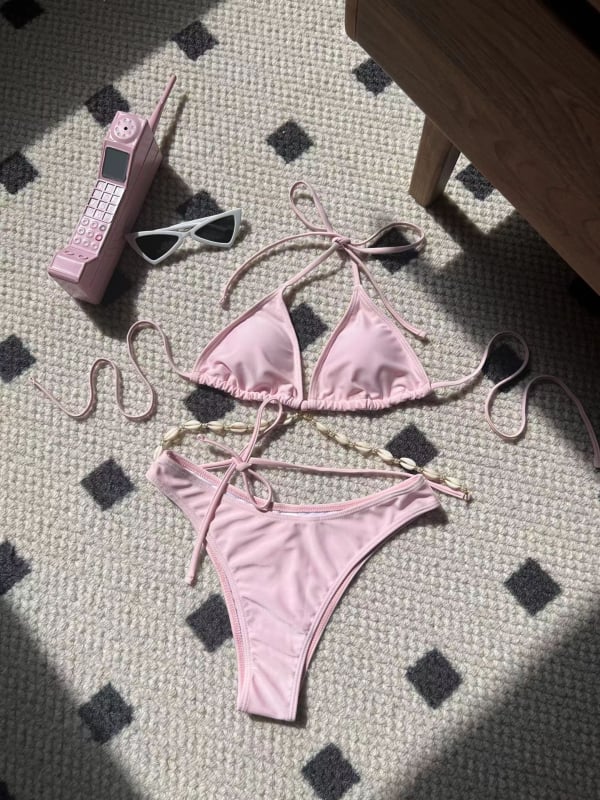 Kupaći bikini: halter, trokutasti gornji dio, bez leđa, visoka elastičnost, s jastučićem za prsima; poliester 82%, podstava 18% spandex.