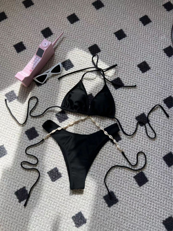Kupaći bikini: halter, trokutasti gornji dio, bez leđa, visoka elastičnost, s jastučićem za prsima; poliester 82%, podstava 18% spandex.