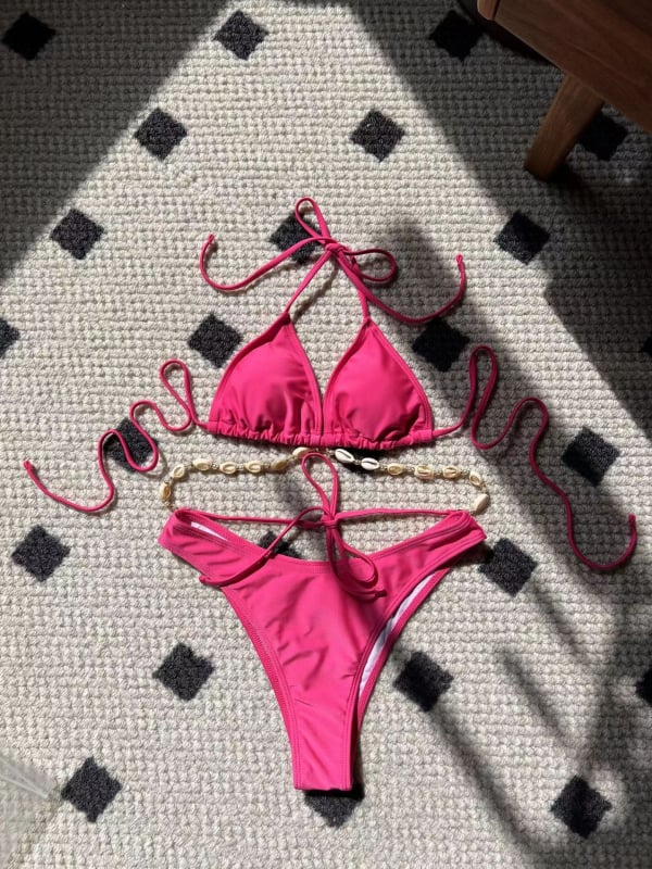 Kupaći bikini: halter, trokutasti gornji dio, bez leđa, visoka elastičnost, s jastučićem za prsima; poliester 82%, podstava 18% spandex.