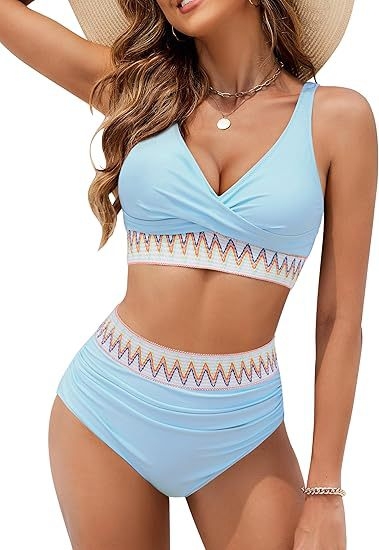 Ženski dvodijelni bikini s visokim strukom, gornji dio s jastučićima, bez čelične potpore, jednostavan uzorak. Vanjski materijal: 82% poliester, 18% elastan; podstava: 18% elastan; težina tkanine 180 g/m2; pogodny za trčanje, sport i plivanje.