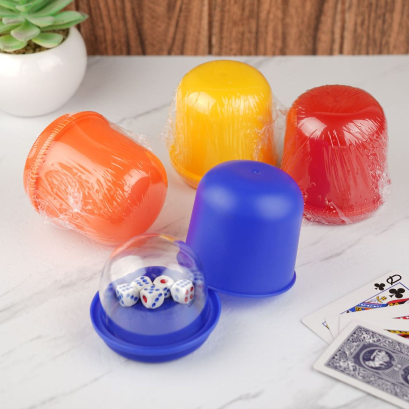 Plastični set čašica za kockice s prozirnim poklopcem, zaobljeni kutovi, 5 ugrađenih kockica, za šah i karte