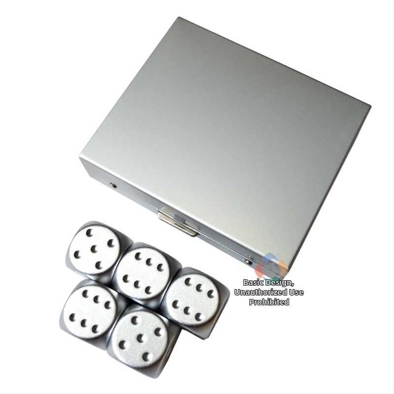 Ζάρια από κράμα αλουμινίου, στρογγυλεμένες γωνίες, εξάπλευρη μορφή; δυνατότητα εξατομίκευσης; κατάλληλα για σκάκι και παιχνίδια με φύλλα.