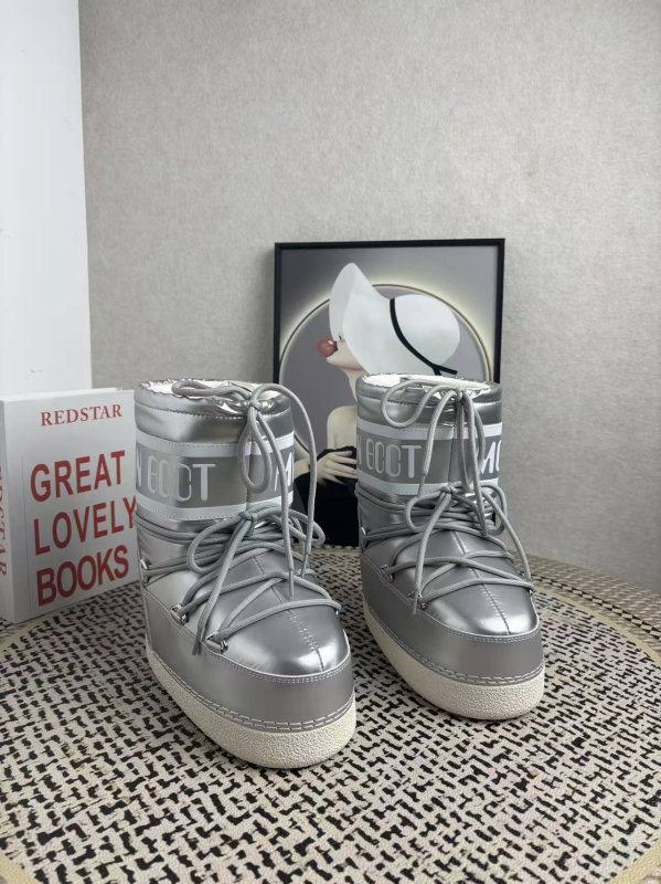 Moon ūdensnecaurlaidīgas sieviešu sniega zābaki, augsts augšējais apvalks, gumijas zole, jēra kažoka iekšējā odere, 5 cm papēdis, ziema 2025