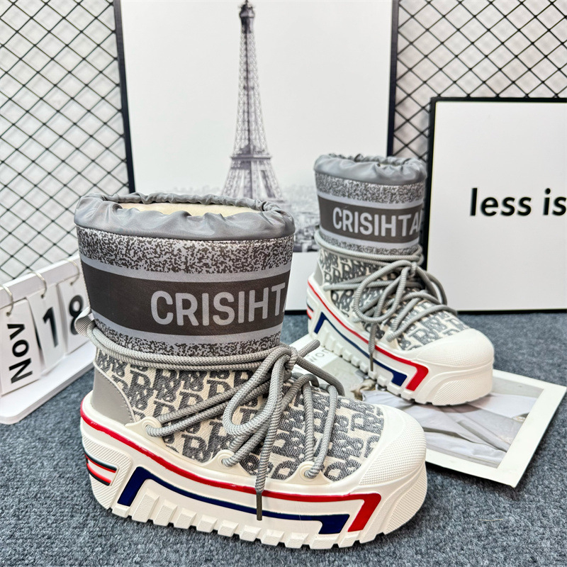 Cizme de zăpadă cu talpă din cauciuc, partea superioară din țesătură, branț din blană artificială, înălțime medie a gleznei, închidere cu șiret în față