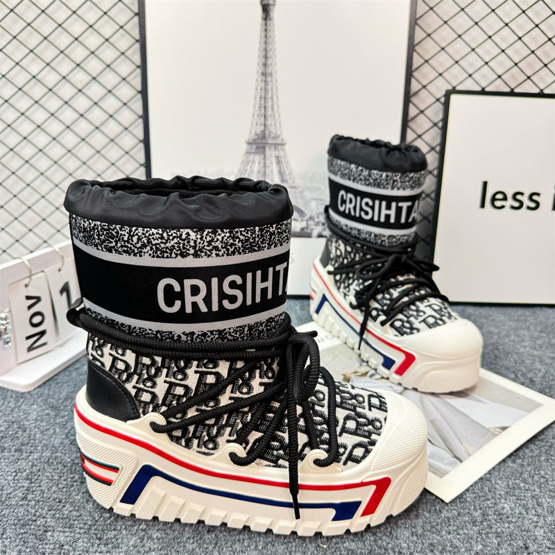 Cizme de zăpadă cu talpă din cauciuc, partea superioară din țesătură, branț din blană artificială, înălțime medie a gleznei, închidere cu șiret în față