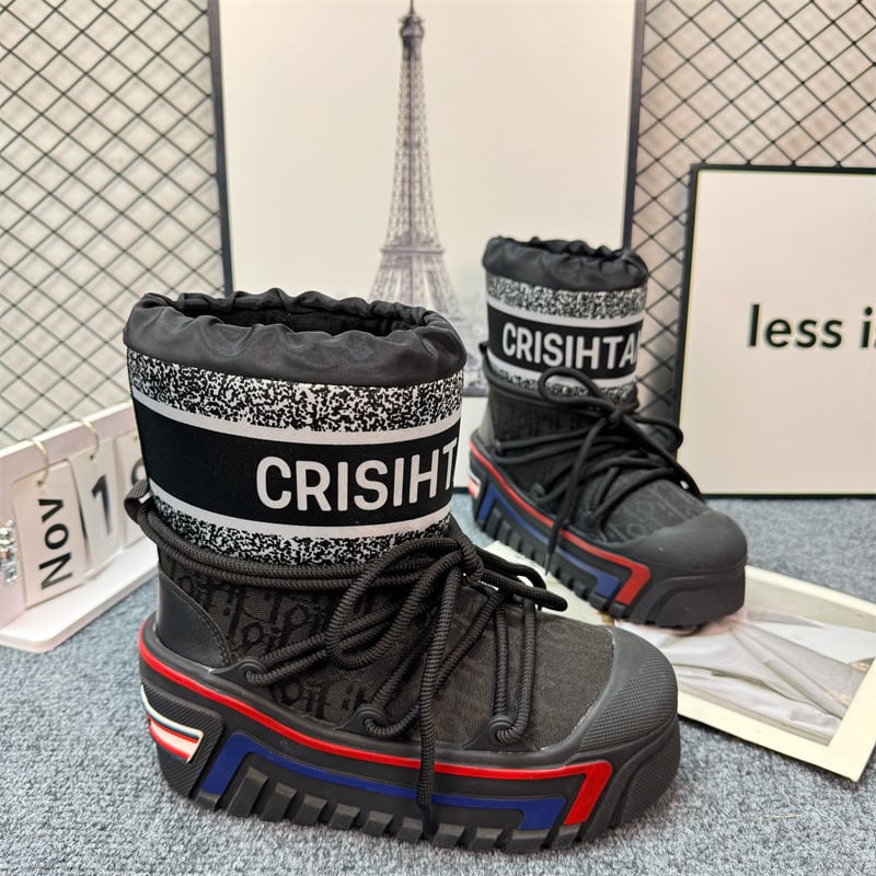 Cizme de zăpadă cu talpă din cauciuc, partea superioară din țesătură, branț din blană artificială, înălțime medie a gleznei, închidere cu șiret în față