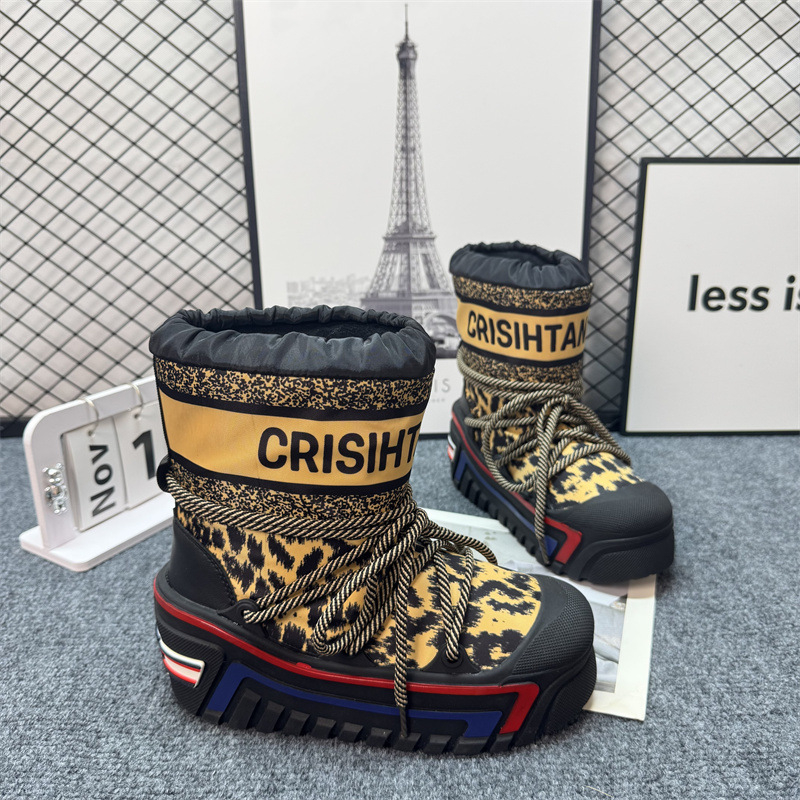 Cizme de zăpadă cu talpă din cauciuc, partea superioară din țesătură, branț din blană artificială, înălțime medie a gleznei, închidere cu șiret în față