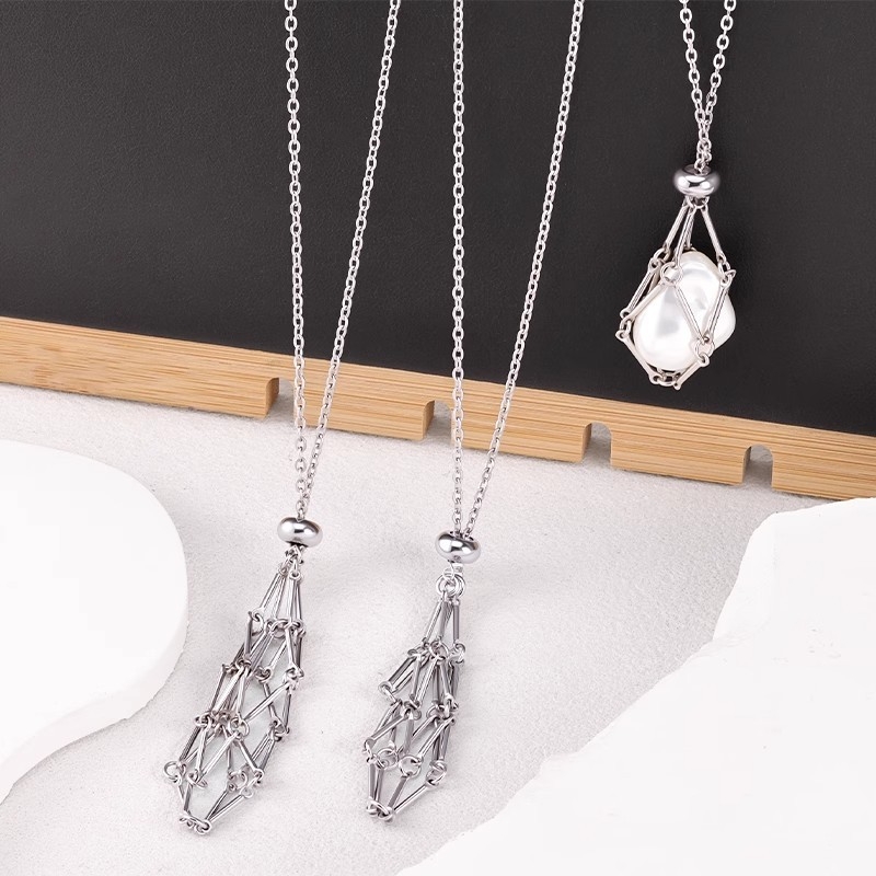 Rozsdamentes acél nyaklánc titán-acél medállal, geometriai hálós mintázat, kézzel készített lánccal, hossz 51-60 cm