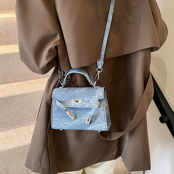 Női PU bőr crossbody táska — vízszintes négyszögletes forma, cipzáras zárás, poliészter bélés, egy vállpánt