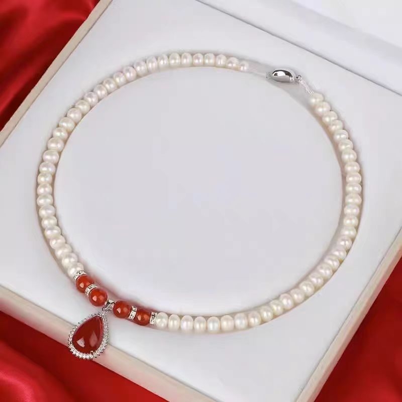 Colier s bisernih perli i privjeskom od legure (Brand: Xinjue Jewelry; Lanac: lanac od bisernih perli; Materijal: perla; Privjesak: legura; Stil: jednostavno)