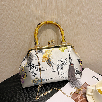 Geantă în stil literar național, broderie, din material textil, formă scoică, închidere cu clemă, căptușeală poliester, buzunare pentru telefon și buletin, o curea, primăvara 2024