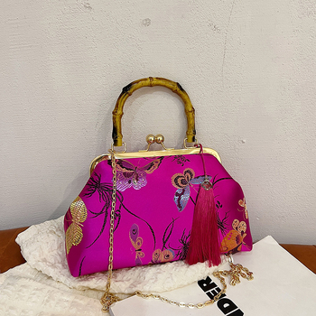 Geantă în stil literar național, broderie, din material textil, formă scoică, închidere cu clemă, căptușeală poliester, buzunare pentru telefon și buletin, o curea, primăvara 2024