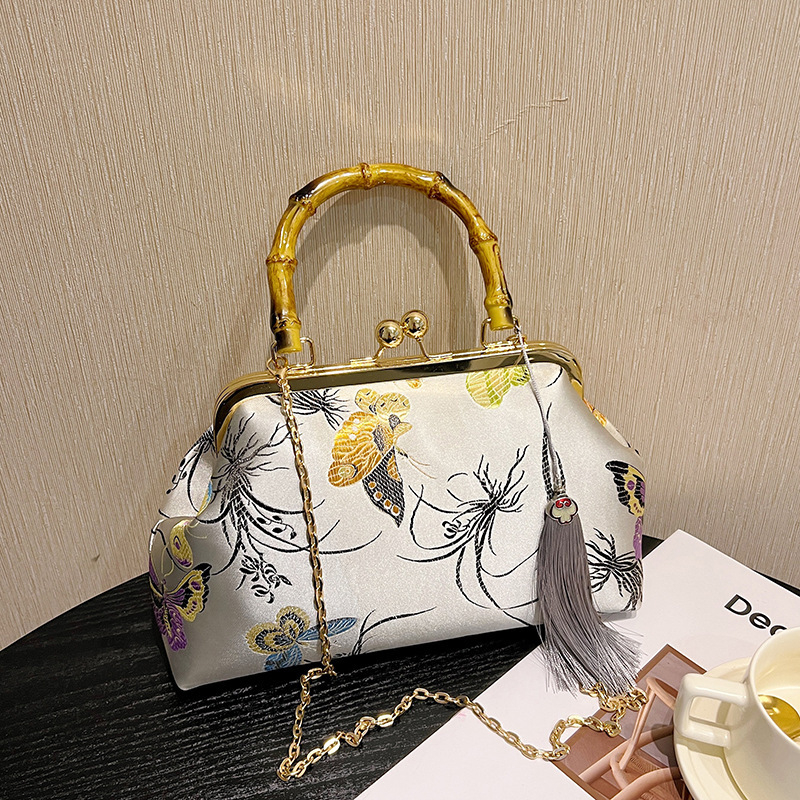 Geantă în stil literar național, broderie, din material textil, formă scoică, închidere cu clemă, căptușeală poliester, buzunare pentru telefon și buletin, o curea, primăvara 2024