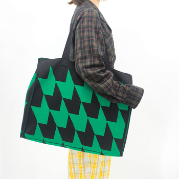 Тоте чанта от полиестер, открит горен край, хоризонтална квадратна форма, вътрешен джоб с цип, полиестерна подплата