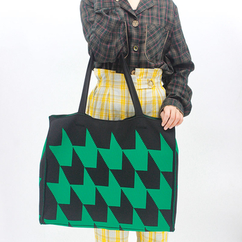 Тоте чанта от полиестер, открит горен край, хоризонтална квадратна форма, вътрешен джоб с цип, полиестерна подплата