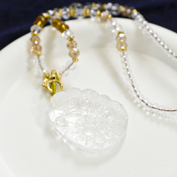 Колие с кристал розов кварц, оригинален дизайн, индивидуално опаковано, пролет 2025