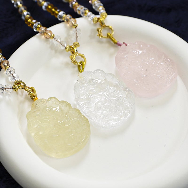 Колие с кристал розов кварц, оригинален дизайн, индивидуално опаковано, пролет 2025