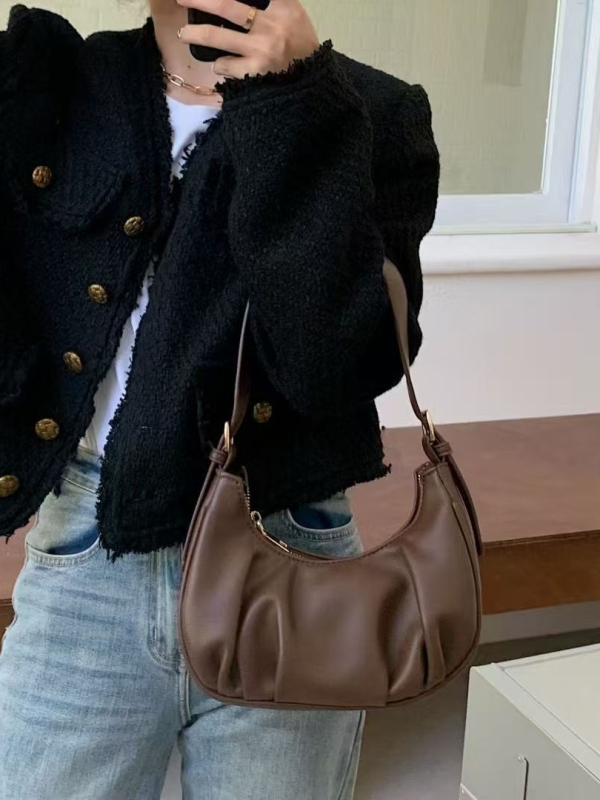 Crossbody Dumpling torba s plisiranim oblacima siluetom, PU koža, zatvaranje na zip, dvije naramenice, vanjski oblik školjke, unutarnji džepovi